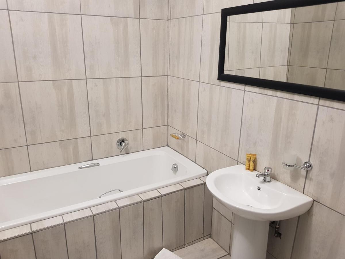 Good 2 Go Guest House 베노니 외부 사진